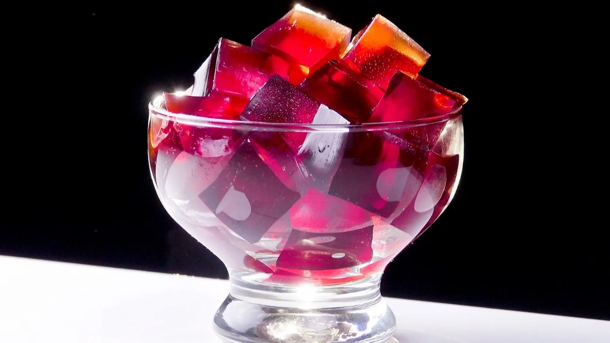 Eine Schale voller Cola-Gummies.