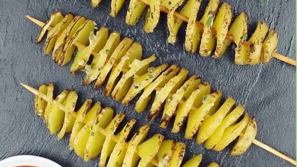 Drei Tornado-Kartoffeln am Spieß.