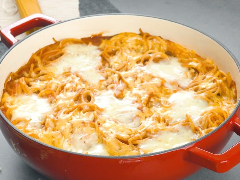 One-Pot-Gericht: Spaghetti mit Hackfleischbällchen und Käse in einem Topf.