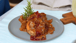 Brotreste verwerten: Serviettenknödel mit Pilzsoße und Preiselbeeren