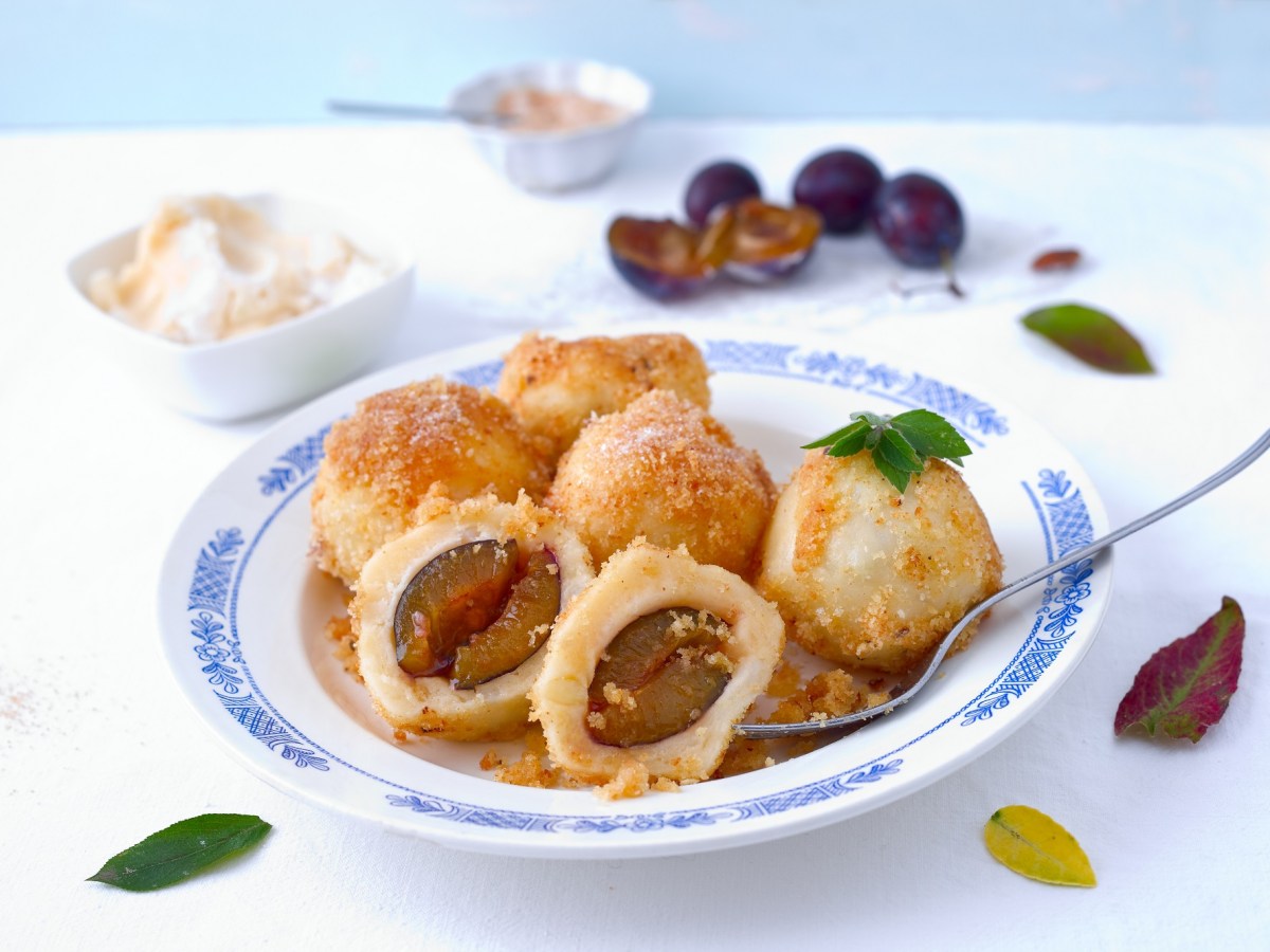 Zwetschgenknödel auf einem Teller