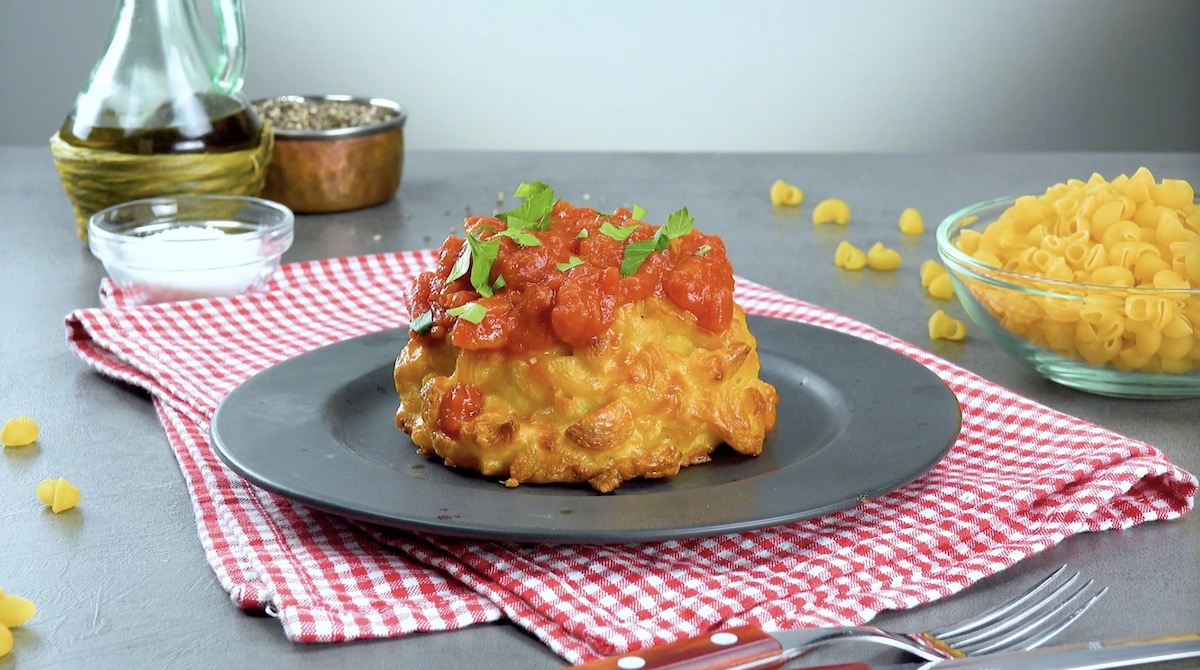 Hackfleisch-KÃ¤se-Nudeln in Kuppelform mit TomatensoÃŸe und Petersilie. 