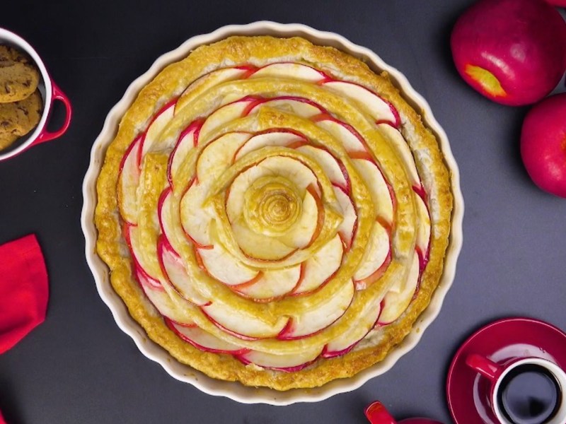 Apfelkuchen mit Puddingcreme und Blätterteig in der Draufsicht.