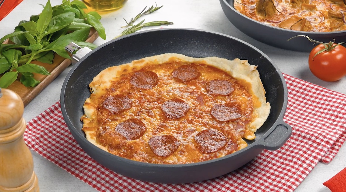 Rezepte mit 3 Zutaten: Pizza in der Pfanne mit Salami und Tomatensoße