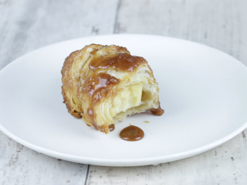 Apfel-Croissant auf einem Teller