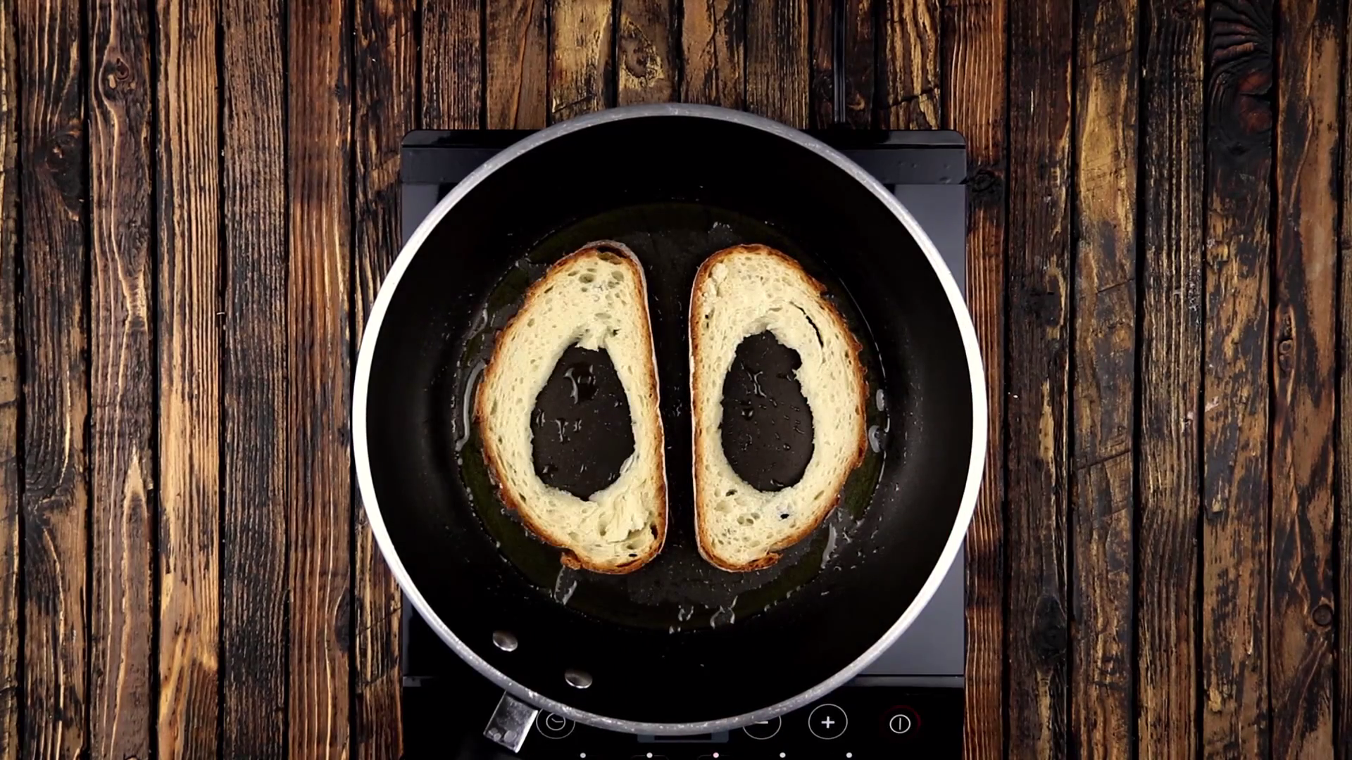 AusgehÃ¶hlte Brotscheiben werden in Pfanne angebraten