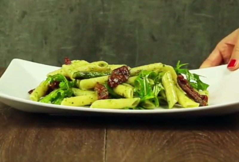 Teller mit leichtem Spargelsalat