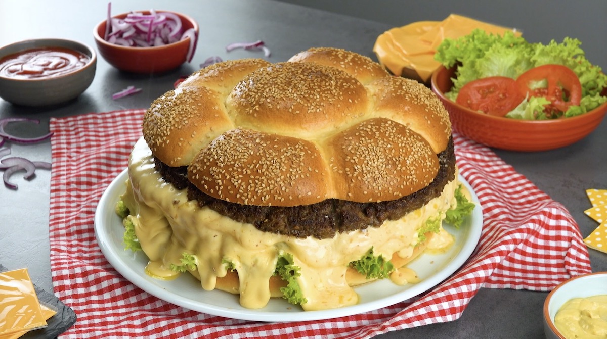 XXL-Burger mit 2 Fleischschichten und viel KÃ¤se auf Teller