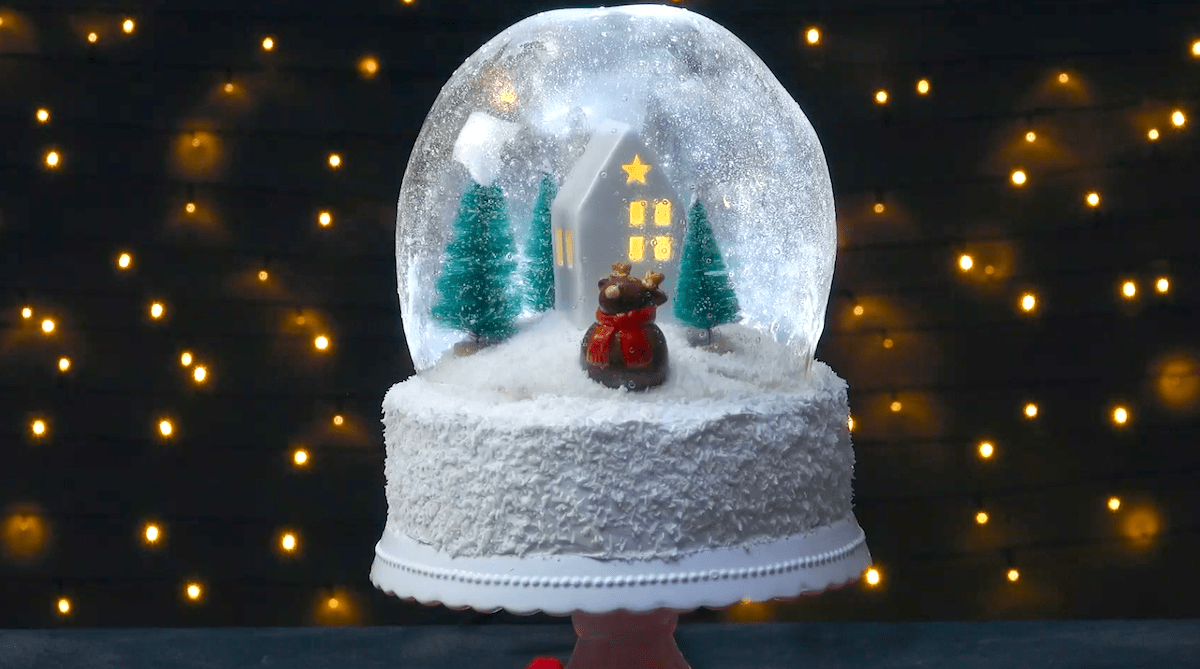 Bezaubernder Schneekugel-Kuchen im XXL-Format