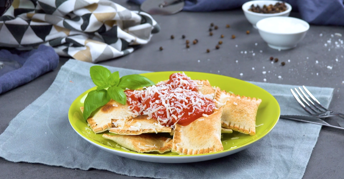 Ravioli aus Toastbrot mit Tomate-Mozzarella-FÃ¼llung