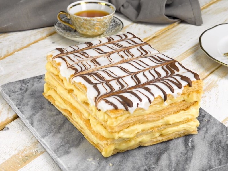 Ein Stück Mille-feuille auf einer Marmorplatte.