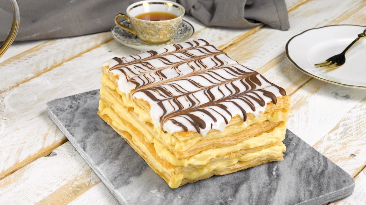 Ein Stück Mille-feuille auf einer Marmorplatte.