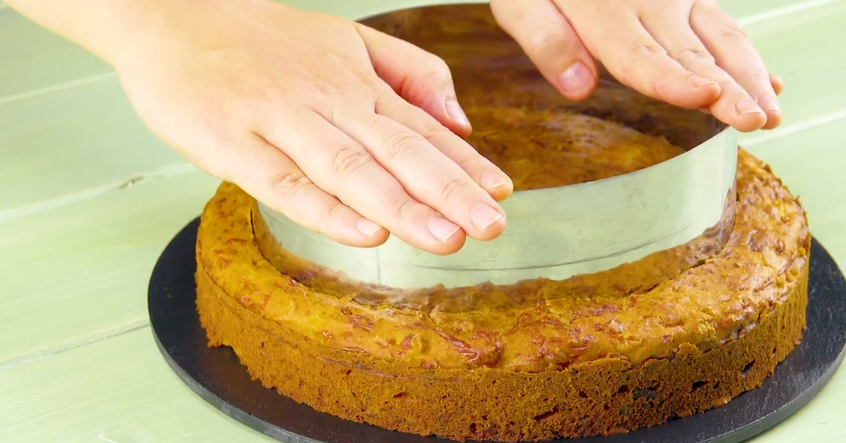 Mit einem Teigring wird ein Kuchen ausgestochen