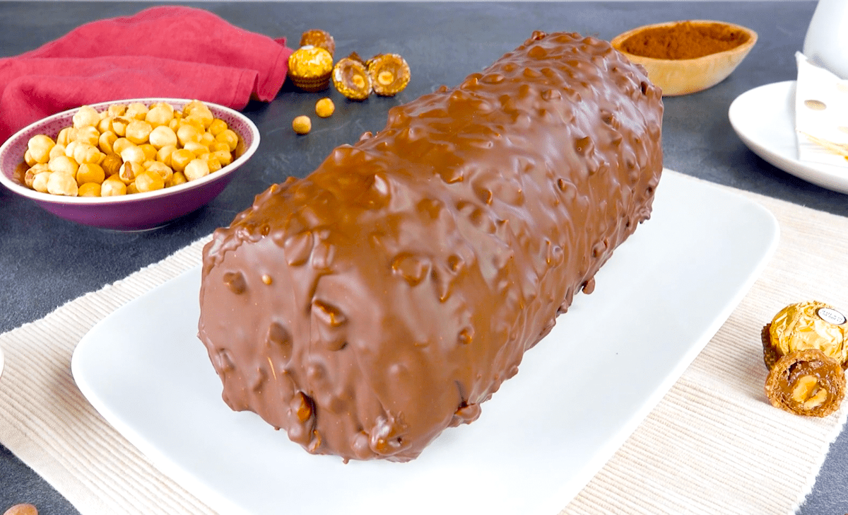 Ferrero-Rocher-Rolle mit Schokoeis und Puffreis