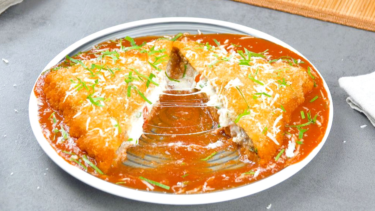 Aufgeschnittener XXL-Ravioli mit KÃ¤sefÃ¼llung, MarinarasoÃŸe, Parmesan und Schnittlauch