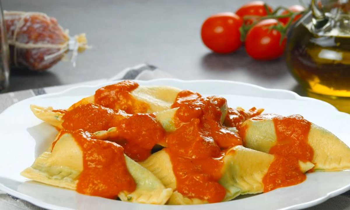 Teller mit selbst gemachten Pizza-Ravioli