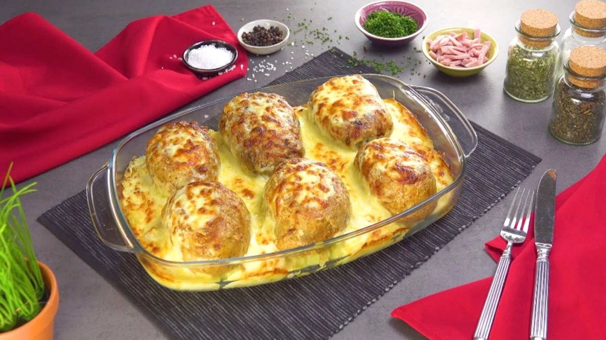 Auflaufform mit Kartoffelgratin mit Überraschung auf einem Tisch.