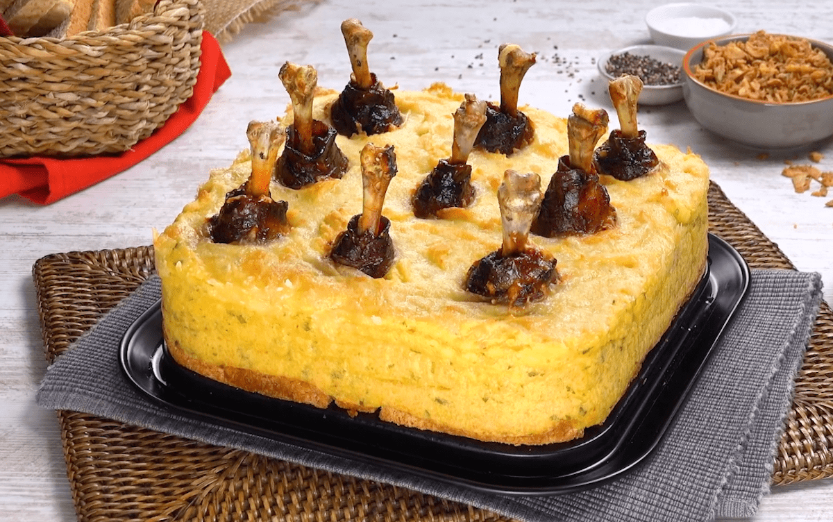 Herzhafter Kuchen mit Hähnchenkeulen und Kartoffelpüree.