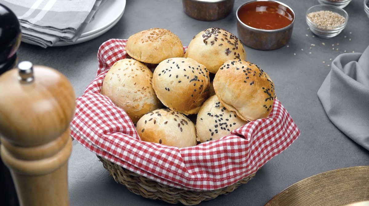 GefÃ¼llte BrÃ¶tchen aus dem Topf in einem Brotlorb