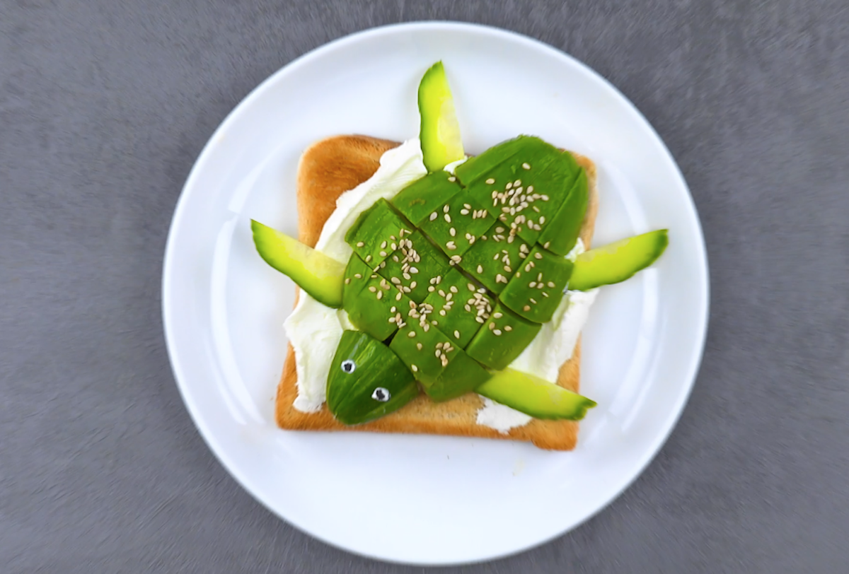 Eine SchildkrÃ¶te aus Salatgurke, Avocado und FrischkÃ¤se