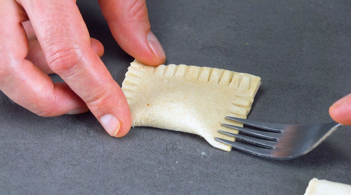 Ravioli aus Toastbrot werden mit Gabel am Rand eingedrÃ¼ckt