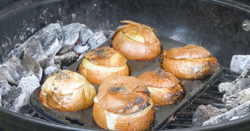 6 gefÃ¼llte Grillzwiebeln in Muffinform auf Grill