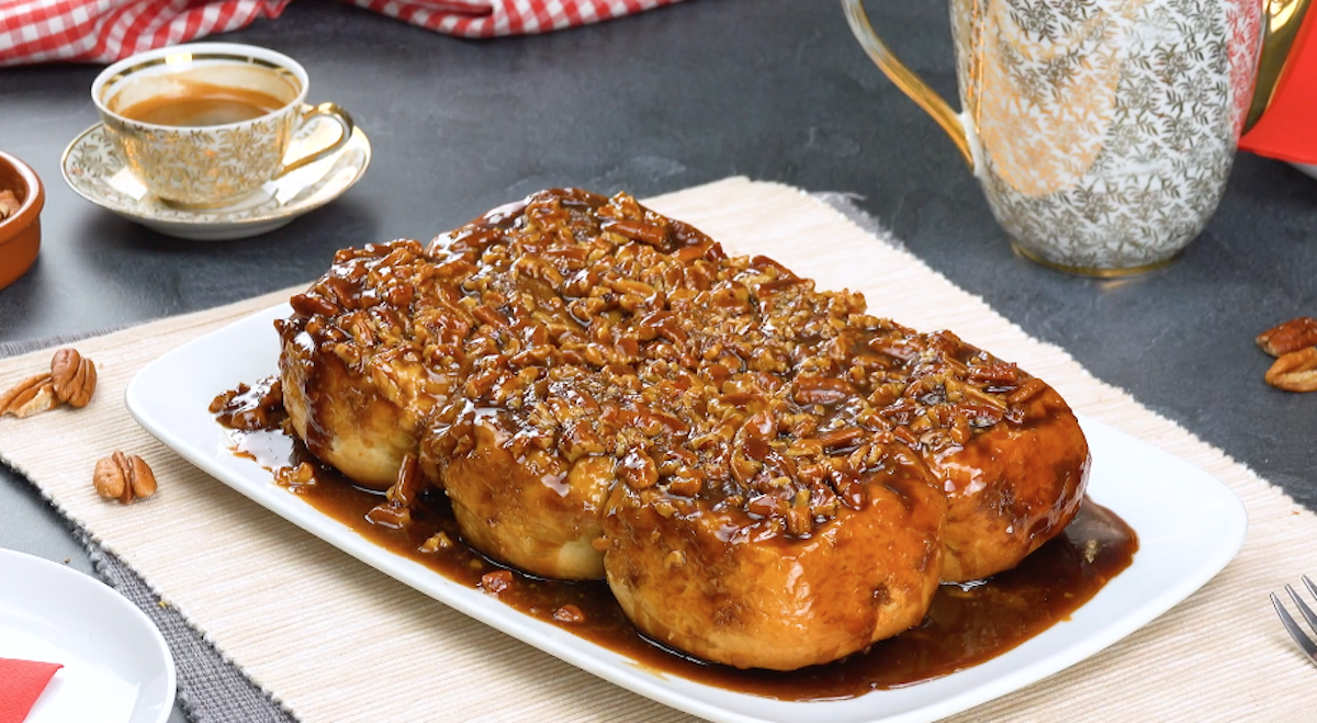 Klebrige Sticky Buns mit Karamell und PekannÃ¼ssen auf Servierplatte