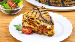 Teller mit Pasta-Kuchen mit Grill-Aubergine