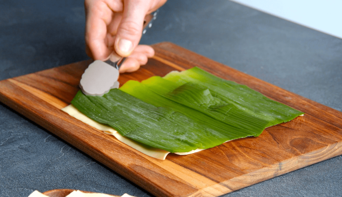 Blanchiertes LauchgrÃ¼n wird auf gekochte Lasagneplatten gelegt