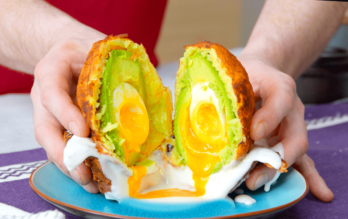 GefÃ¼llte Avocado in frittiertem Kartoffelmantel auf Hackfleischplatte mit KÃ¤sesauce