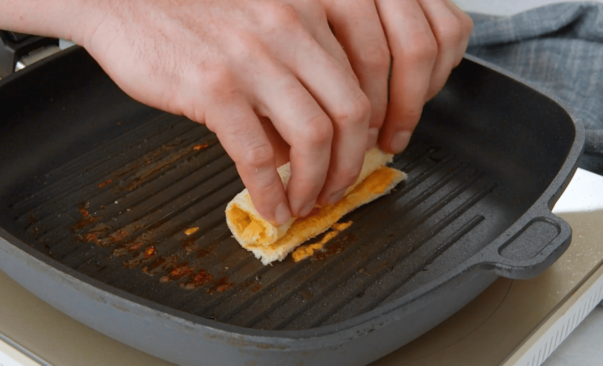 Ein Toast Roll wird zusammengerollt