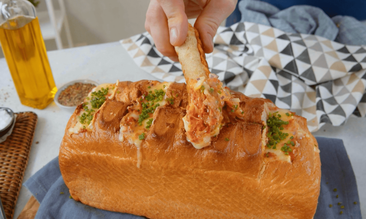 Mit Camembert sandwiches gefÃ¼lltes WeiÃŸbrot mit kaÌˆsigen Toast-Rolls