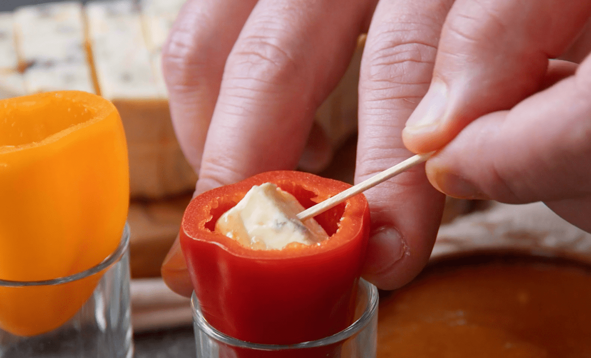 Ein mit Feigensenf verfeinerter KÃ¤sewÃ¼rfel wird in eine Paprika gelegt