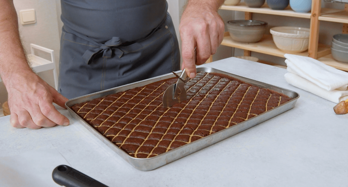 Schokokuchen wird in Quadrate geschnitten