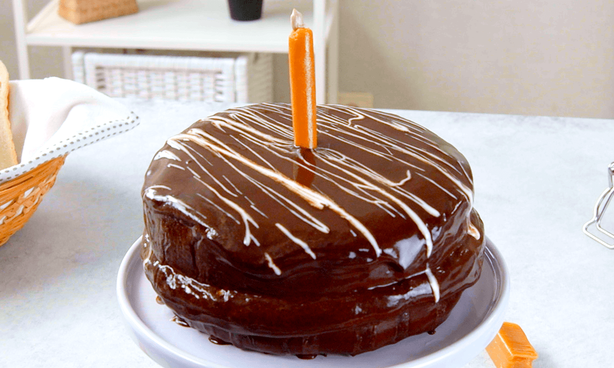 Schneller Kuchen gefüllt mit Karamellcreme und Marmelade