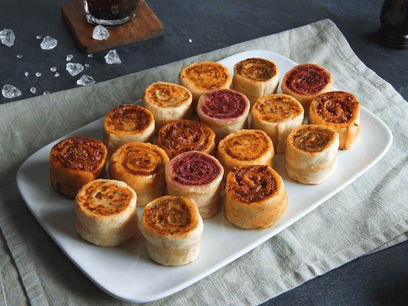 mehrere Snack-Rolls auf einem Teller angerichtet