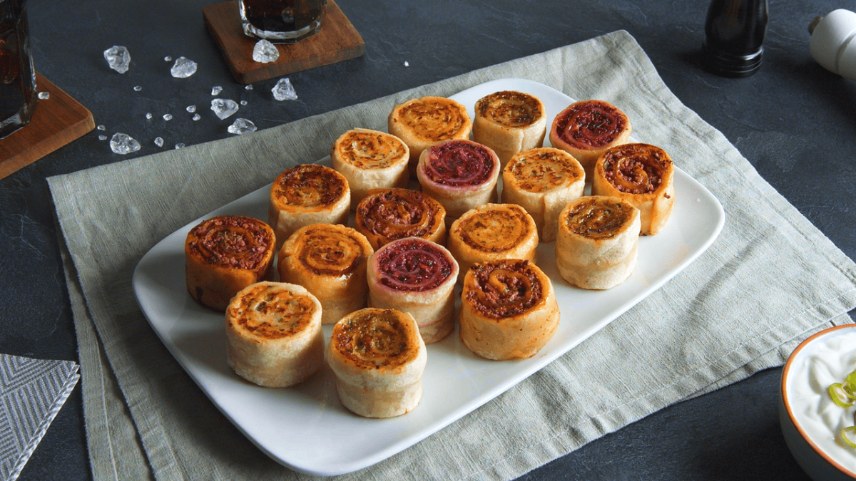 mehrere Snack-Rolls auf einem Teller angerichtet