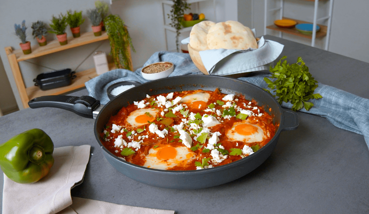 Fertiges, superguÌˆnstiges Gericht:  leckere Shakshuka mit Pita-Brot