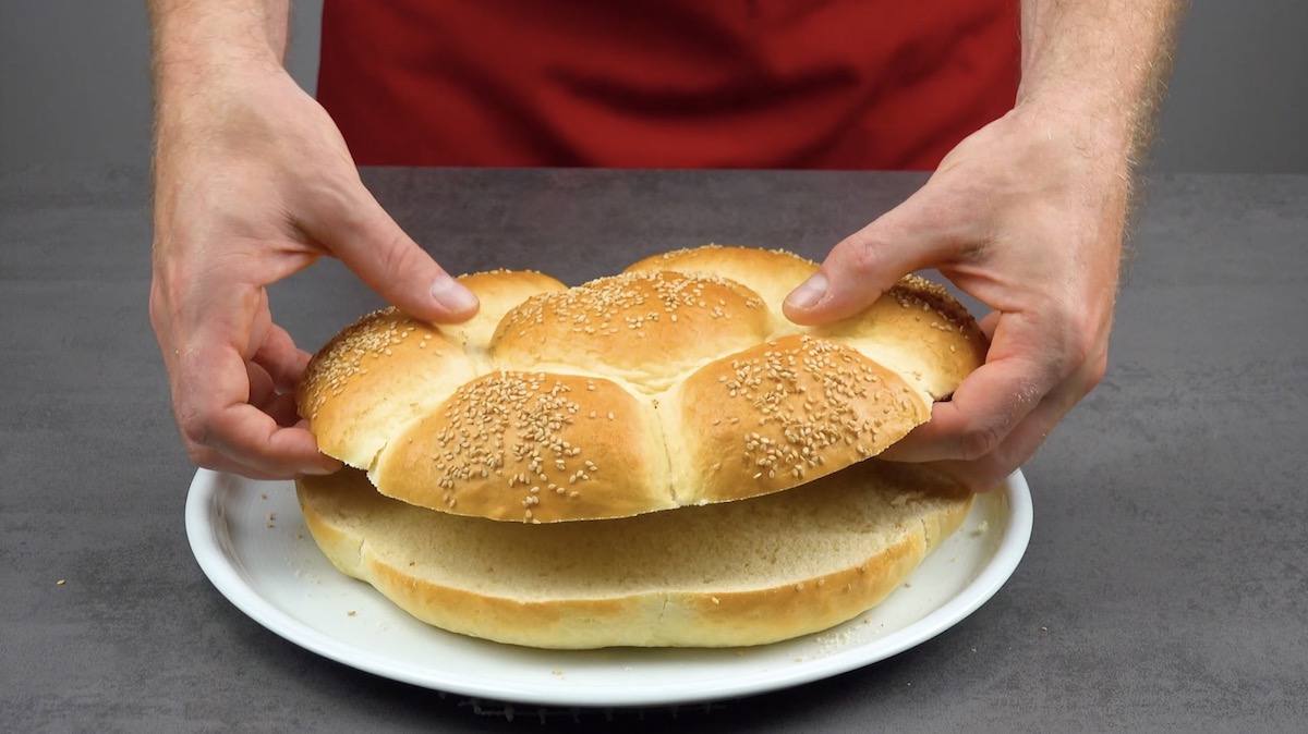 BurgerbrÃ¶tchen wird aufgeschnitten