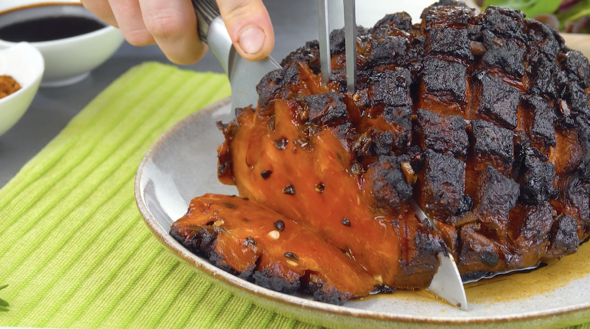 eine geräucherte Wassermelone vom Grill wird angeschnitten.