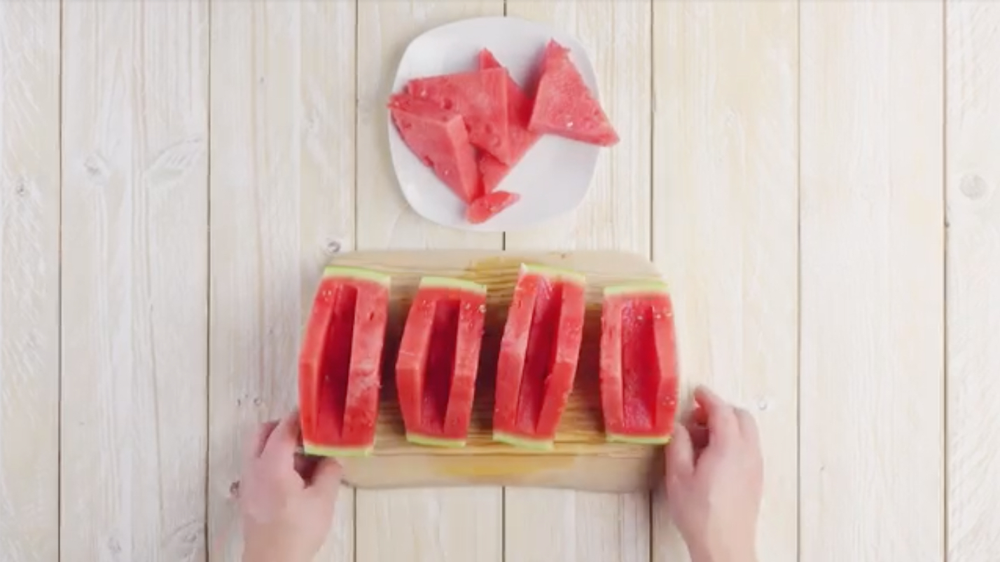 Spalten werden aus den Wassermelonen-Vierteln geschnitten