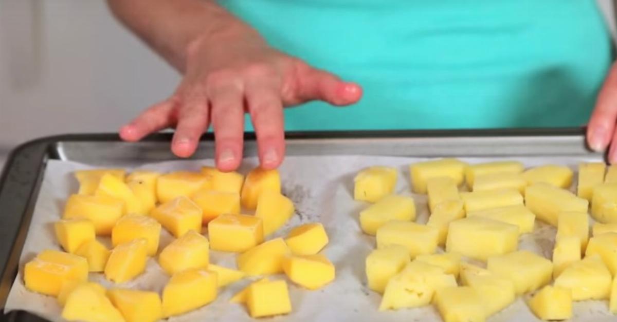 Frühstücks-Smoothies: ein Blech mit klein geschnittener Mango.