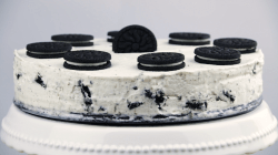 Tortenplatte mit Oreo-Käsekuchen