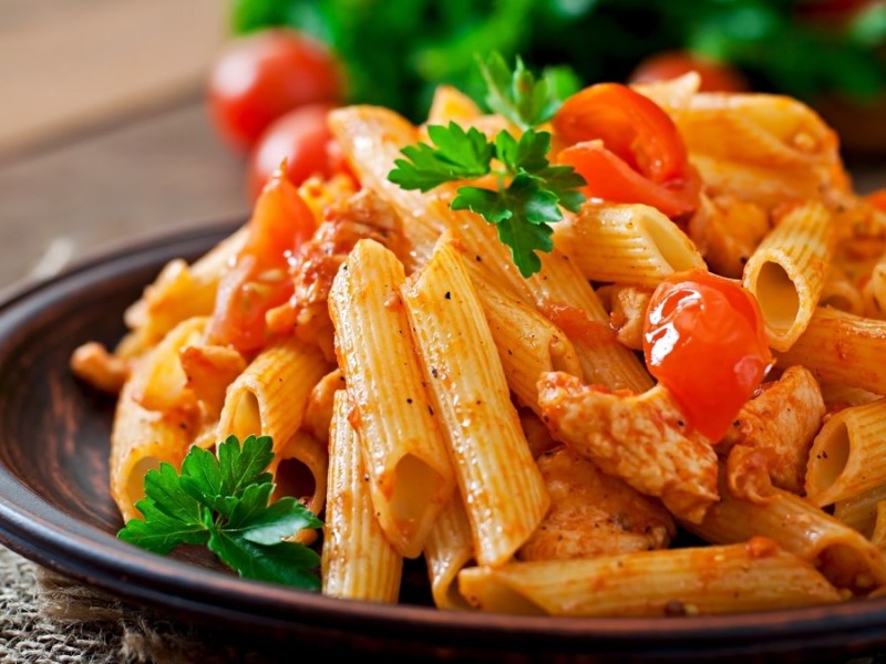 Ein Teller mit Balsamico-Hähnchen-Pasta