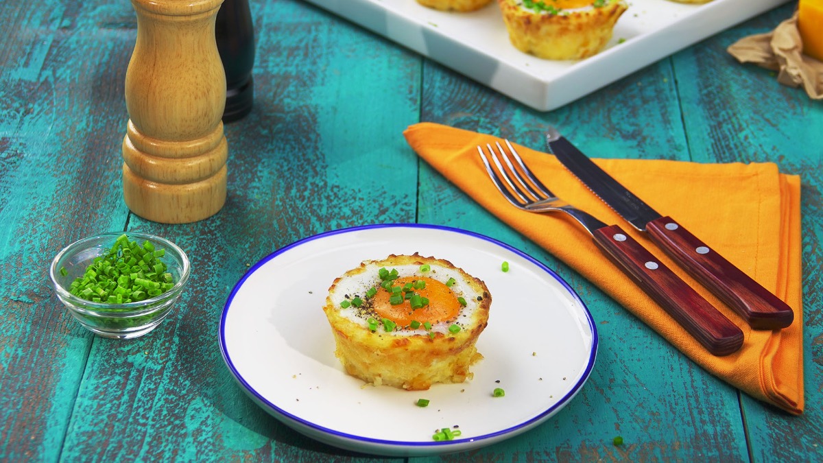 weißer Teller auf blauem Untergrund mit Blumenkohl-Muffin