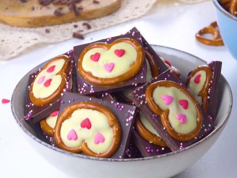 Eine Schüssel Brezelherzchen, die sich hervorragend als Geschenk zum Valentinstag eignen.