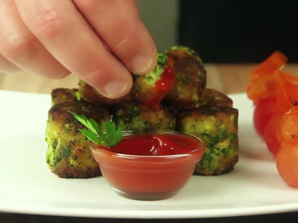 Teller mit Brokkoli-Kroketten und Schälchen mit Dip.