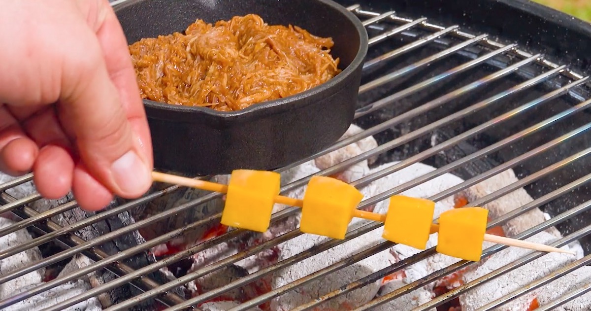 Pulled Chicken in Schale und AnanasstÃ¼cken am SpieÃŸ auf Grill