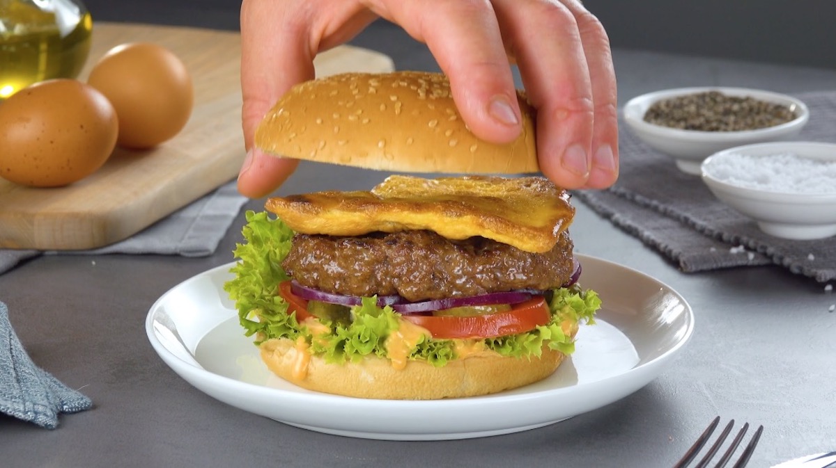 Burger mit Eier-Patty wird zusammengebaut