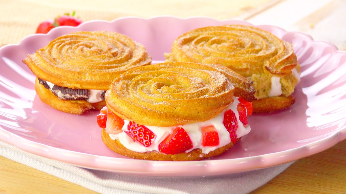 3 Churro-Sandwiches mit verschiedenen FÃ¼llungen auf Teller